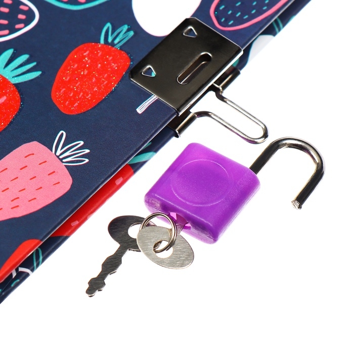 Записная книжка подарочная, 45 листов, линия, на замке, на гребне, Клубника (13х13,5см)