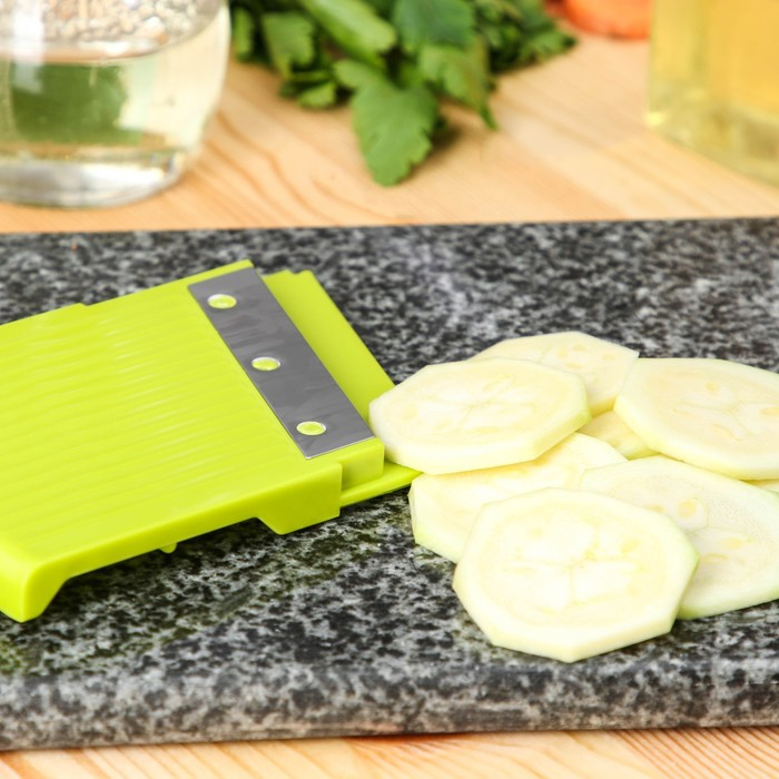 Овощерезка - шинковка со сменными насадками и контейнером Доляна, 6 насадок, 14&times;12,5&times;38,1 см, цвет белый, зелёный