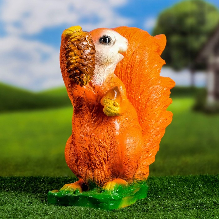Садовая фигура "Белка с шишкой" 13&times;18&times;28см