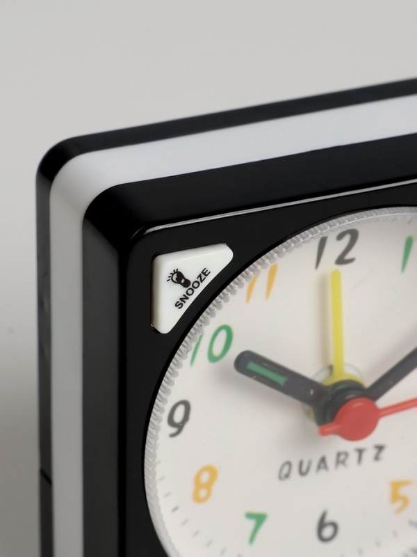 Часы будильник настольные, на батарейках, с подсветкой, 5.6 х 5.6 х2.5см, циферблат d-5 см