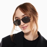 Очки солнцезащитные  поляризационные, дужка 13.2 см, ширина 12.8 см, линза 4.3 х 5.5 см