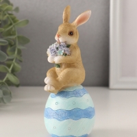 Сувенир полистоун "Зайчик на пасхальном яичке с букетом цветов" 6,5х5,5х14,5 см