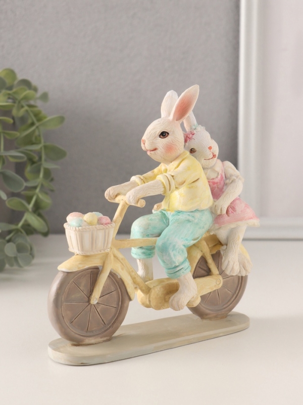 Сувенир полистоун "Кролики - прогулка на велосипеде" 14,5х5х15 см