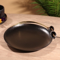 Блюдо сервировочное круглое "Черные каллы" черное с золотом. нержавеющая сталь 26х27х5 см