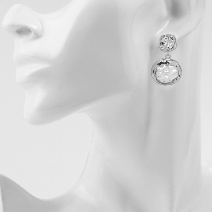 Серьги с жемчугом &laquo;Эксклюзив&raquo; мятый круг, цвет серебро