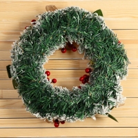 Венок новогодний d- 29 см "Уютная сказка" ягоды на веточках шишки снег
