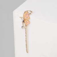 Серьга &laquo;Кафф&raquo; бабочка в полёте, цвет бело-розовый в золоте