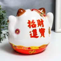 Сувенир подставка керамика "Манэки-нэко со свитком и колокольчиком" МИКС 21х16х20 см Сувенир подставка керамика "Манэки-нэко со свитком и колокольчиком" МИКС 21х16х20 см