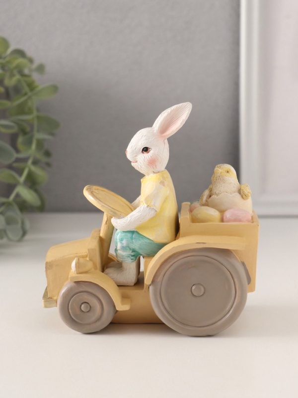 Сувенир полистоун "Заяц-тракторист с цыплёнком и яичками в кузове" 13х7,5х12 см