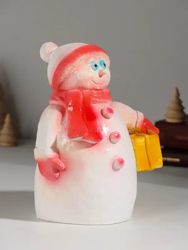 Фигура "Снеговик с подарком" 19 см, красный