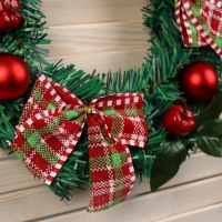 Венок новогодний d-30 см "Яркая сказка" листья шары яблоки