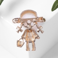 Брошь &laquo;Девочка&raquo; в шляпке, цветная в золоте