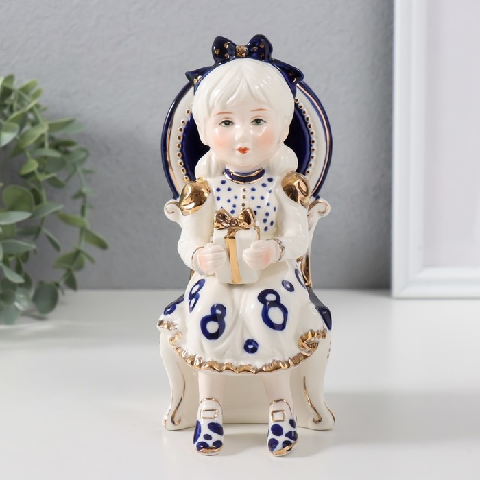 Сувенир керамика Сувенир керамика "Девочка сидит в кресле с подарком в руках" кобальт 7,5х10х17 см
