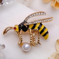 Брошь &laquo;Пчелка&raquo; с бусиной, цветная в золоте
