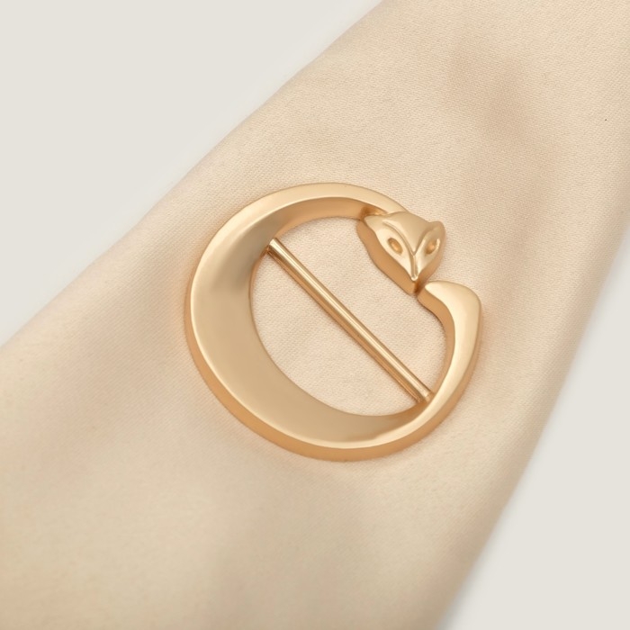 Пряжка для платка &laquo;Лисичка&raquo; с хвостиком, цвет матовое золото