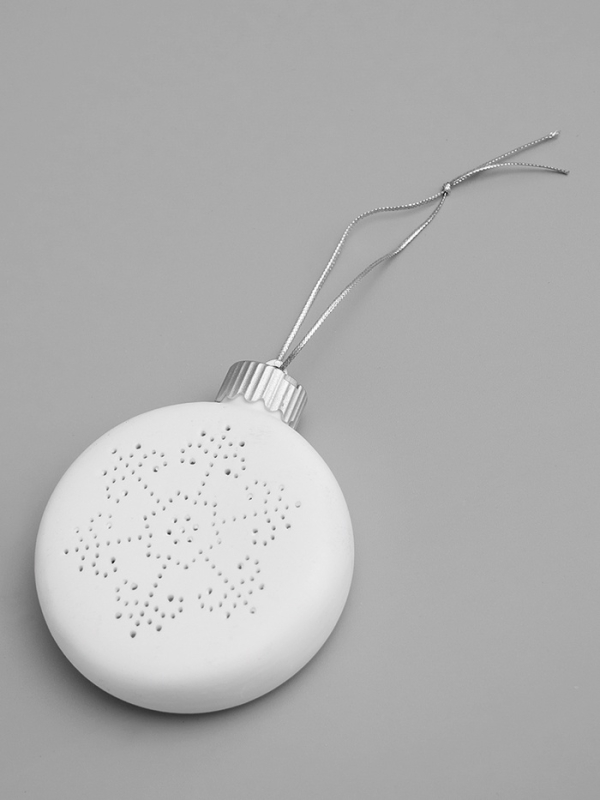 Елочный шар "Снежинка" 8.7х3.1х9.8 см, 1 LED, LR44x3(в компл.), свечение тёплое белое