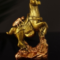 Статуэтка "Конь с мухой" 8х6х3 см, цвет золото