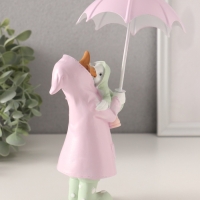 Сувенир полистоун "Утка с утёнком в дождевиках под зонтом" сиренево-зелёный 8х6,5х14,5/19 см   10583