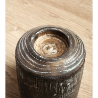 Подсвечник из дерева Джати, d 3 см, 8х8х10 см, цв. темно-коричневый Подсвечник из дерева Джати, d 3 см, 8х8х10 см, цв. темно-коричневый