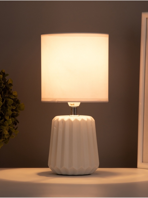 Лампа настольная "Кон" 1х40Вт Е14 белый 13х13х25см