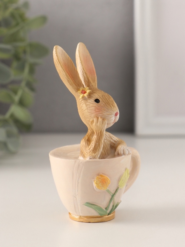 Сувенир полистоун "Кролик в чашечке с тюльпанами" 6х4,5х10 см