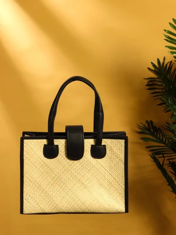 Сумка плетёная на застёжке из пандана 35х12х40 см, бежево-чёрный