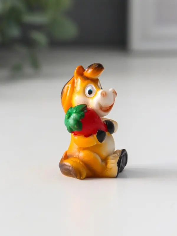 Сувенир полистоун "Коняшка с фруктиком" МИКС 2,2х2,5х4,7 см