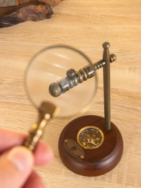 Лупа с подставкой 9х9х17 см