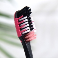 Зубная щётка &laquo;Смарт&raquo; Black средней жесткости, красный + зеленый, 2 шт.