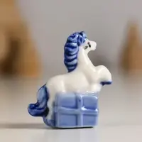 Сувенир керамика "Лошадка с подарком" бело-синий МИКС 4,1х2,6х4 см