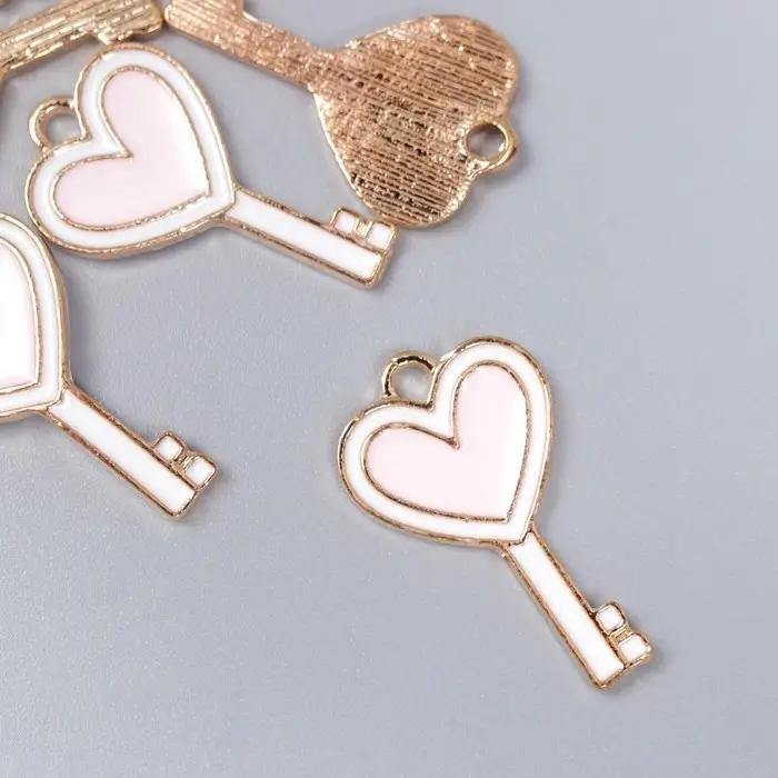 Металлический элемент, декоративная подвеска &laquo;Арт Узор. Ключик с сердцем&raquo;, эмаль, бело-розовый, 1.3&times;2.3 см