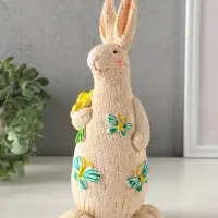 Сувенир полистоун "Зайка вязанный с букетом цветов" 8х10,5х23 см