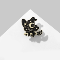 Значок &laquo;Кошка&raquo; ведьма на метле, цвет чёрный в золоте