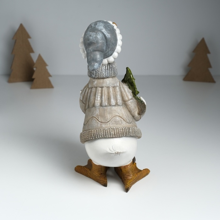 Сувенир полистоун "Гусь в бежевом свитере, с носком с подарками и ёлкой" 12х14х25,5 см