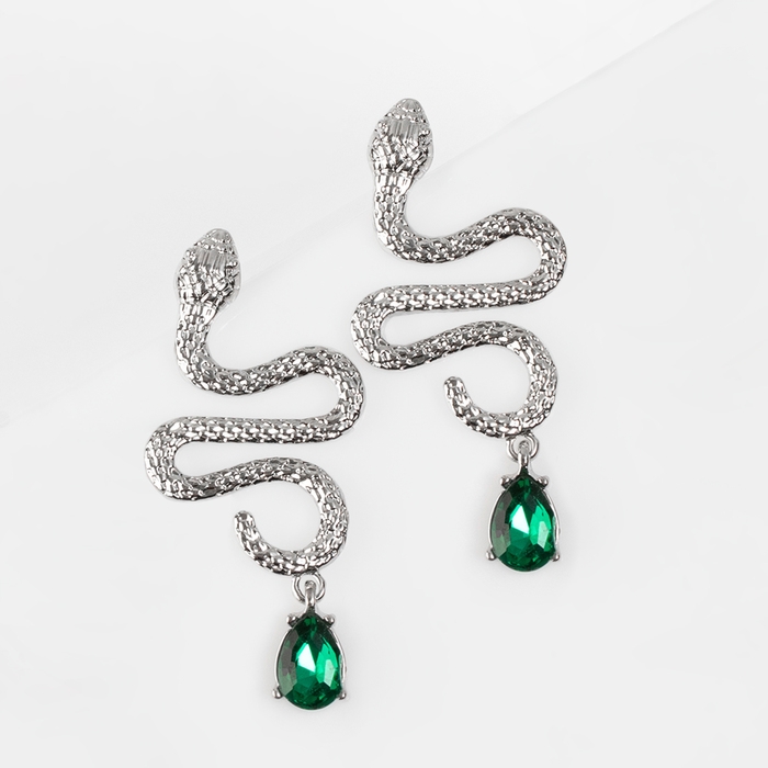 Новый год! Символ года 2025! Серьги со стразами &laquo;Змея&raquo; чарующая сила, цвет зелёный в серебре