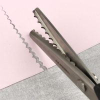 Ножницы &laquo;Волна&raquo;, 9", 23 см, шаг - 7 мм, цвет чёрный/красный