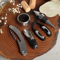 Винный набор: штопор, аэратор, каплеулавливатель, пробка для бутылки вина и нож для фольги &laquo;Для ценителей&raquo;.