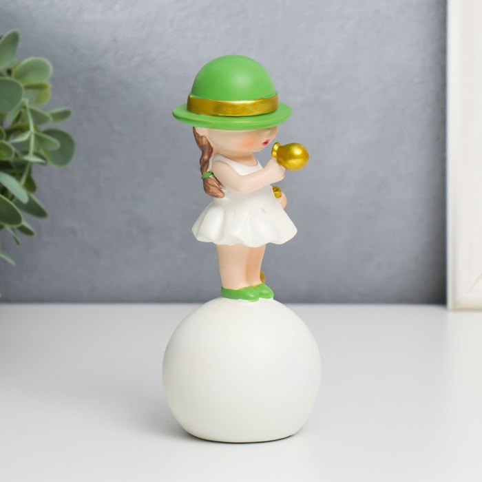 Сувенир полистоун "Малышка в зелёной шляпке, с золотым пузырём на шаре" 16х7х7 см