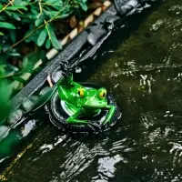 Садовая фигура 14 х 13 х 9,5 см "Лягушка на шине" Водоплавающая