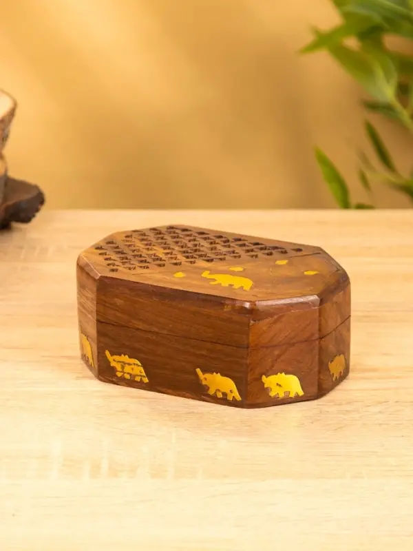Шкатулка резная "Слоник в саду" 15х10х5 см, дерево шишам