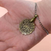 Резак для ниток, с цепочкой на руку, 3 × 4.5 см, цвет бронзовый Резак для ниток, с цепочкой на руку, 3 × 4.5 см, цвет бронзовый