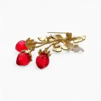 Брошь "Земляника" с цветочками, цветная в золоте