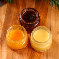 Набор «Светлых праздников» : 2 крем-меда и варенье с шишками по 30 г. Набор «Светлых праздников» : 2 крем-меда и варенье с шишками по 30 г.