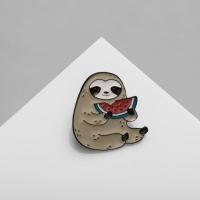 Значок &laquo;Ленивец&raquo; с арбузом, цветной в чёрном металле