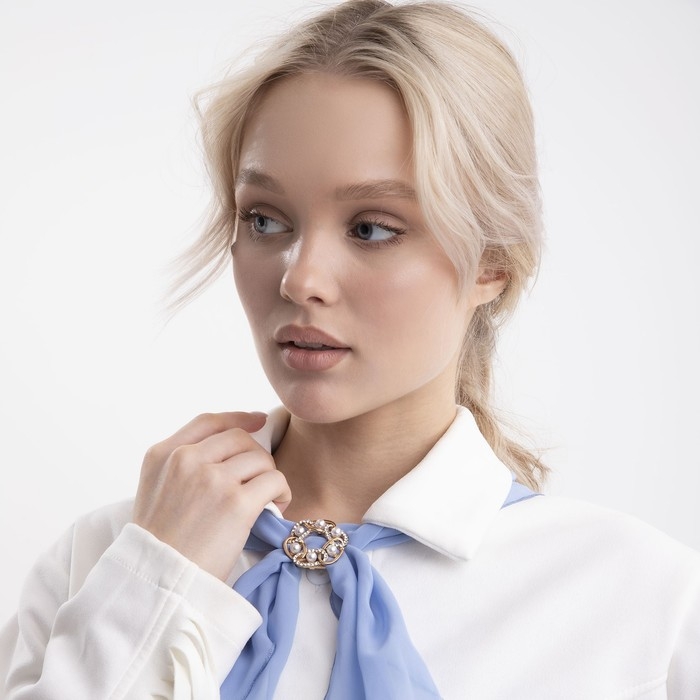 Зажим для платка &laquo;Звенья&raquo; с жемчужиной, цвет белый в золоте