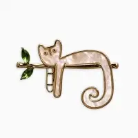 Брошь перламутровый "Котёнок" на ветке, цвет белый в золоте