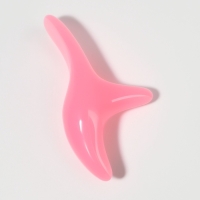 Массажер д/лица смола Гуаша Бумеранг 12*6*3,5см розовый пакет QF