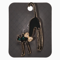 Брошь &laquo;Кошка грациозная с бантиком&raquo;, цвет чёрный в золоте