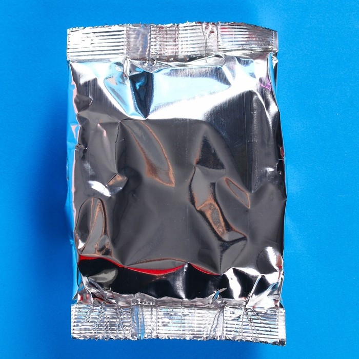 Подарочный набор &laquo;Волшебного нового года&raquo;: чай чёрный 50 г., арахис в белой шоколадной глазури 100 г., ананас в белом шоколаде 100 г., крем-мед с клубникой 120 г.