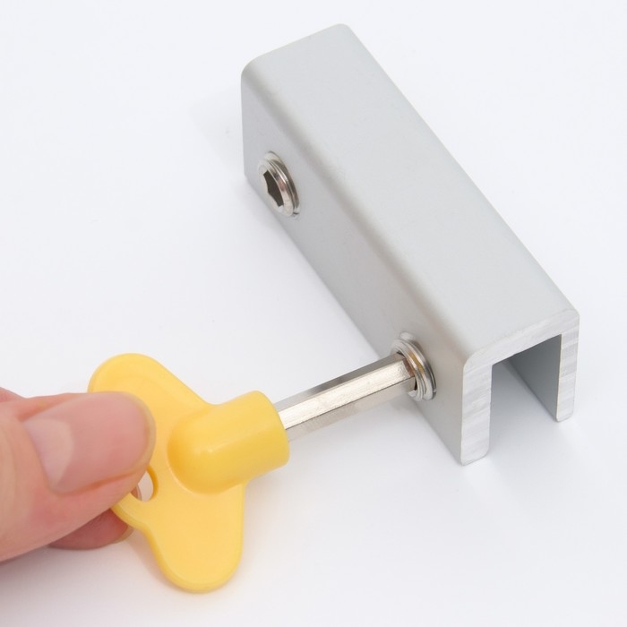 Блокиратор для окон и раздвижных дверей &laquo;Ключик&raquo;, под профиль 10 мм, 2 крепления, цвет желтый, Крошка Я